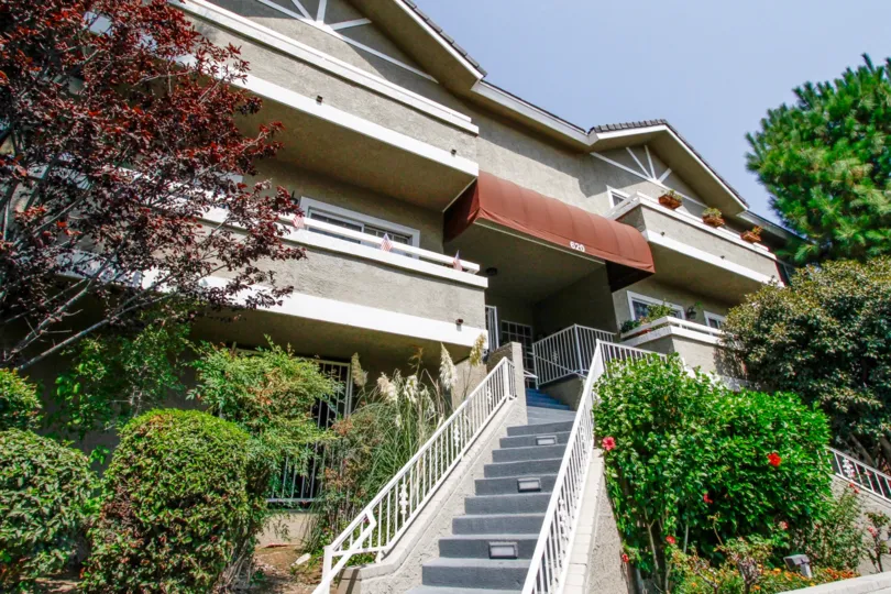 The entryway into Gateway Condos located in Burbank California