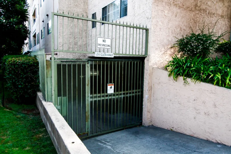 The parking at the Toluca Lakesdie Terrace