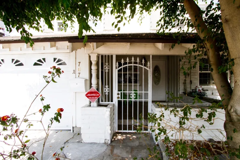 The entrance into Tujunga Rustic