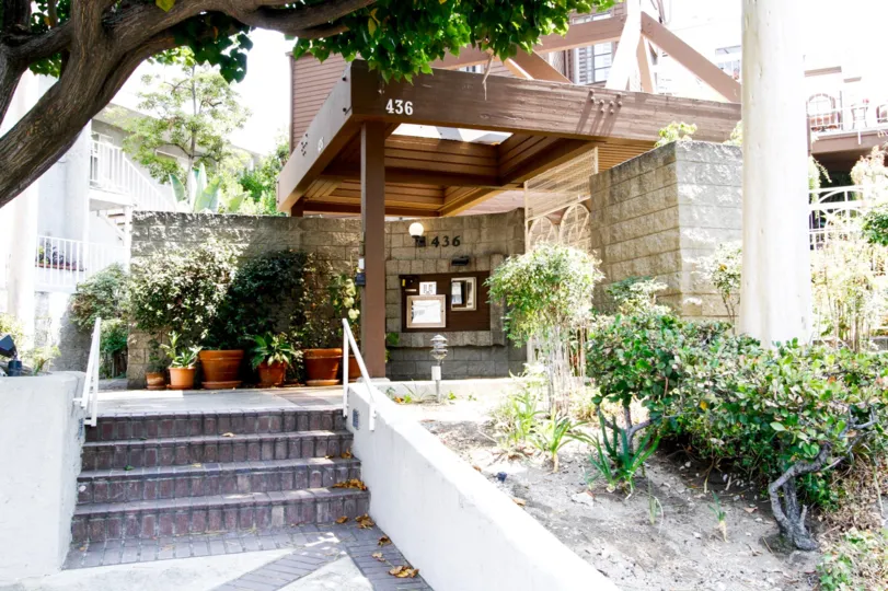 The walkway through Woodside Manor in Burbank California