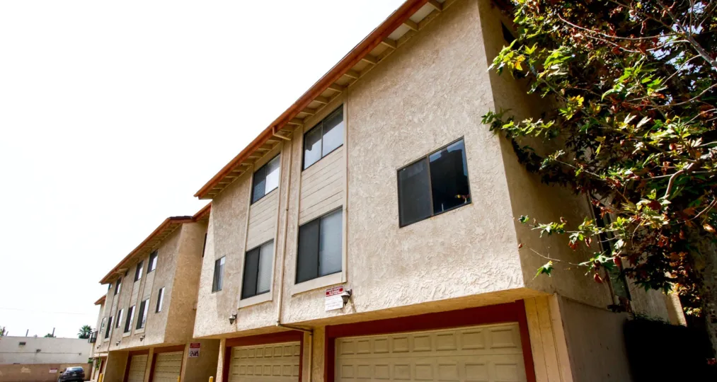 The building at 21054 Parthenia St in Canoga Park California