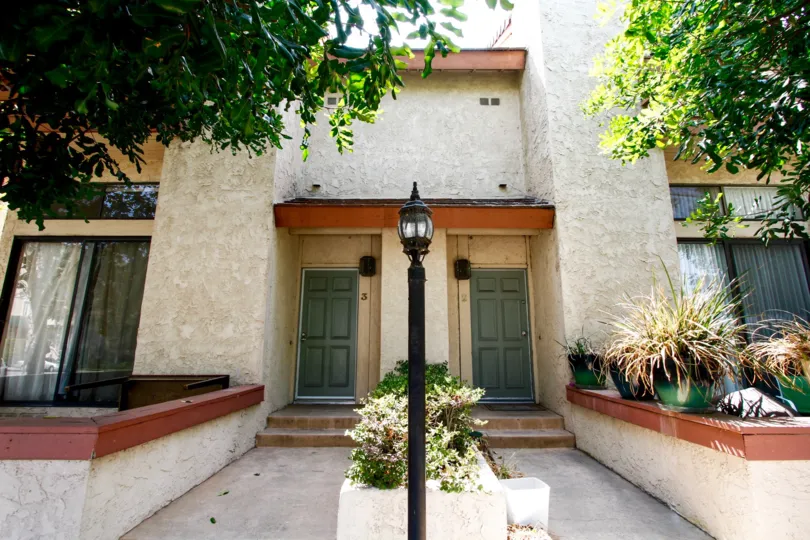 The entryway into units at 21054 Parthenia St