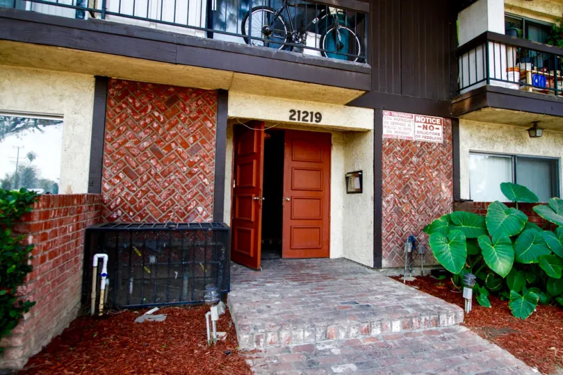 The address to Roscoe Courts written on the building