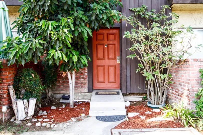 The entrance into Roscoe Courts