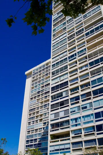Walls of glass blend in with the balconies that alternate location from floor to floor