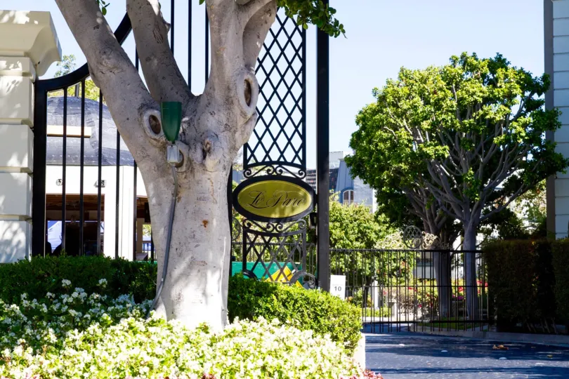 A sign showing the name of Le Parc condo community