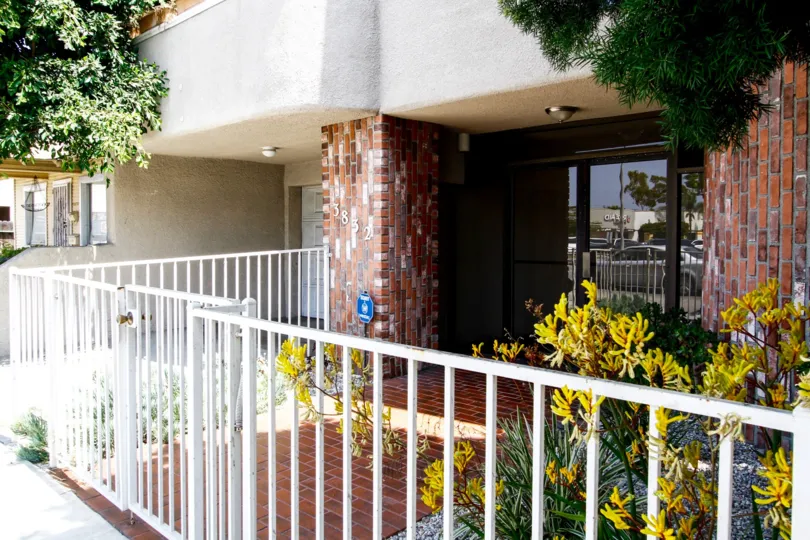 The entryway into 3832 Overland Ave in Culver City