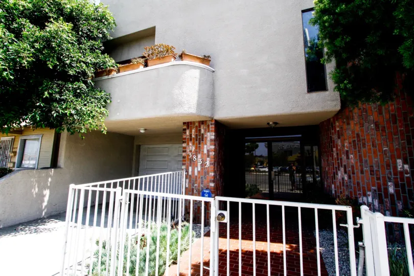 The entrance into 3832 Overland Ave in Culver City