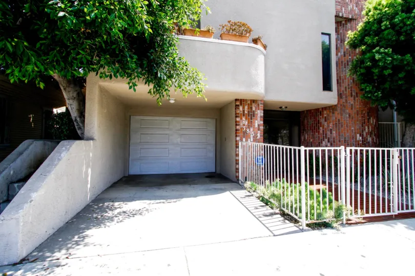 The garage at 3832 Overland Ave