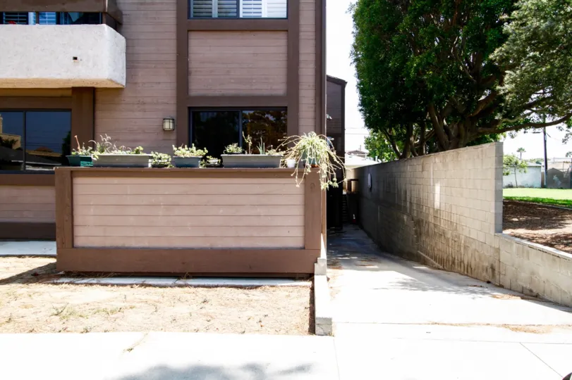 The entrance into 3958 Bentley Ave