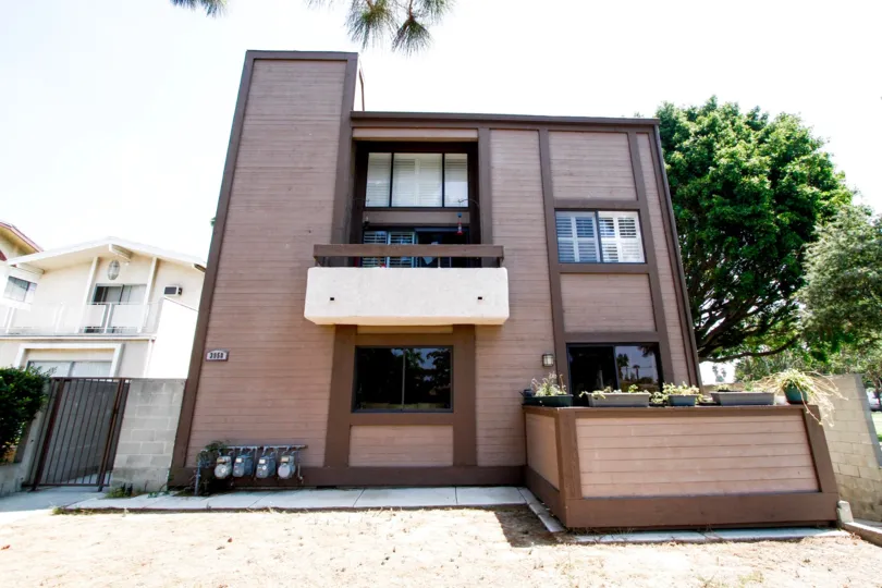 The side entrance into 3958 Bentley Ave property in Culver City