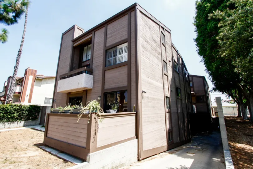 The building at 3958 Bentley Ave