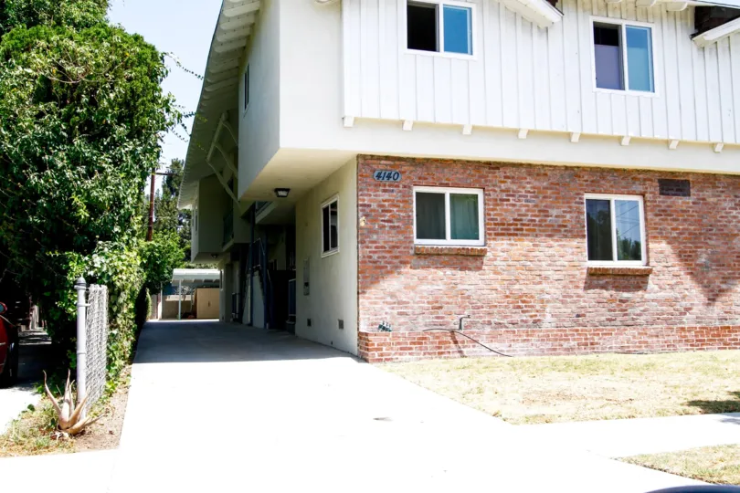 The drive next to the Baldwin Arms building in Culver City