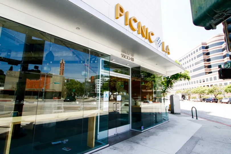 An example of stores that are around Culver Centrale