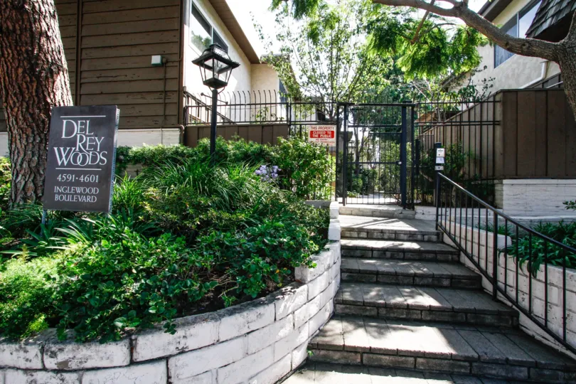 The walkway up to Del Rey Woods