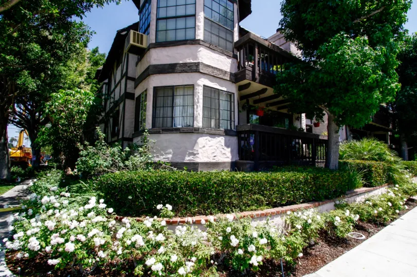 The side view of Duquesne Villas in Culver City