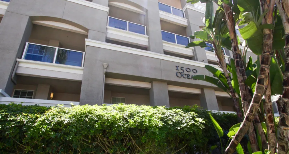 A large hedge adds privacy to 1500 Ocean