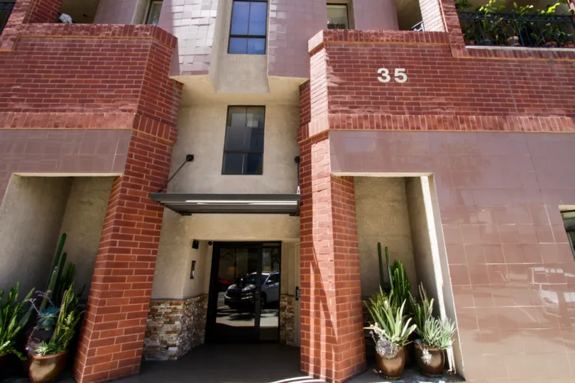 Entrance to 35 Linden in Long Beach