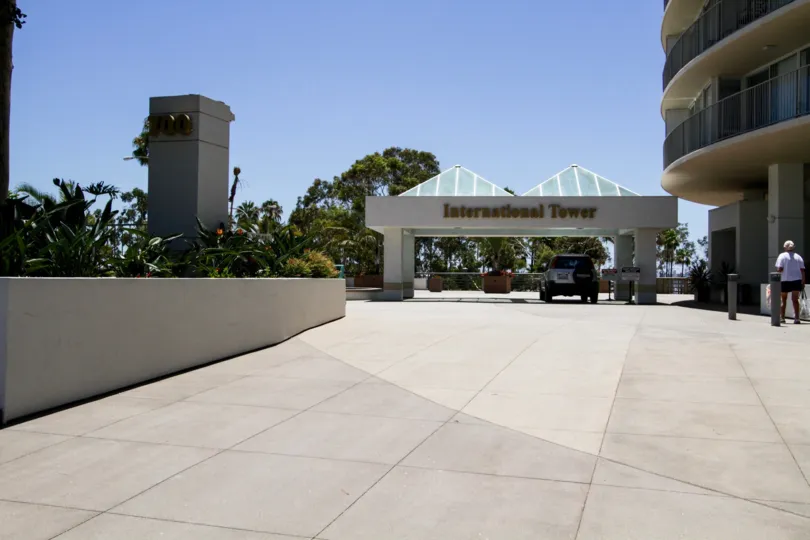 A porte coche at the entrance to International Tower