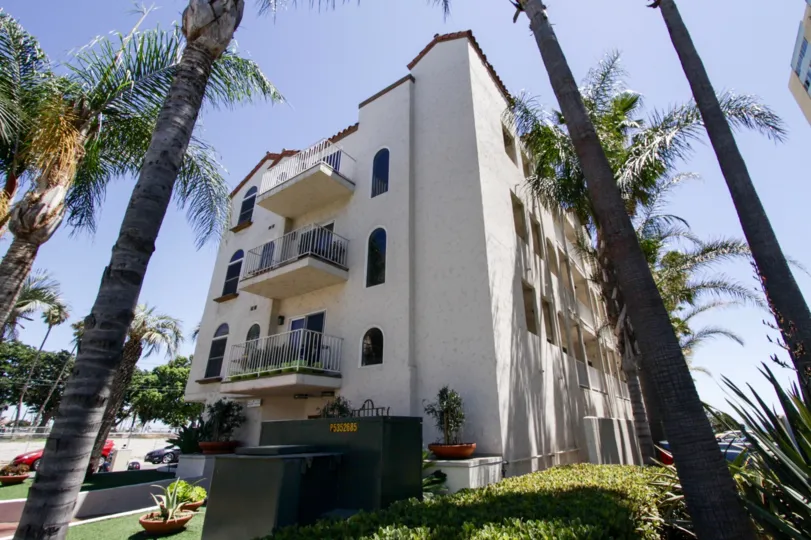 Side view of the Palacio Del Mar Building