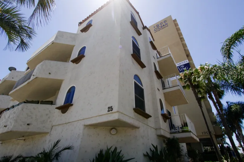 Corner building view of Palacio Del Mar