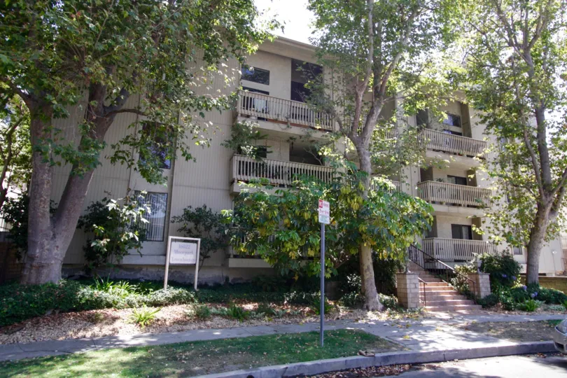 The view of the building located at 16022 Moorpark St in Encino