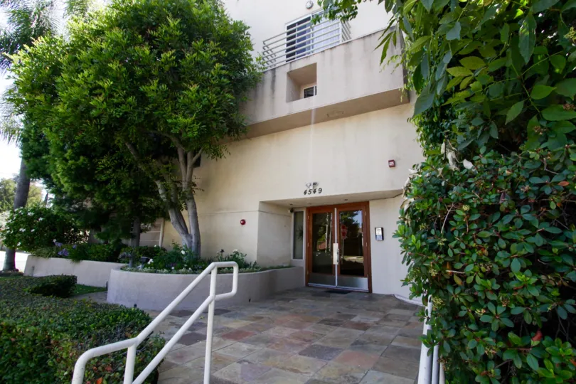 The beautiful entrance of the 4549 Haskell Ave building in Encino