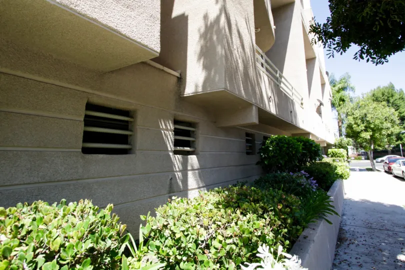 The gorgeous span of the Encino building at 4549 Haskell Ave