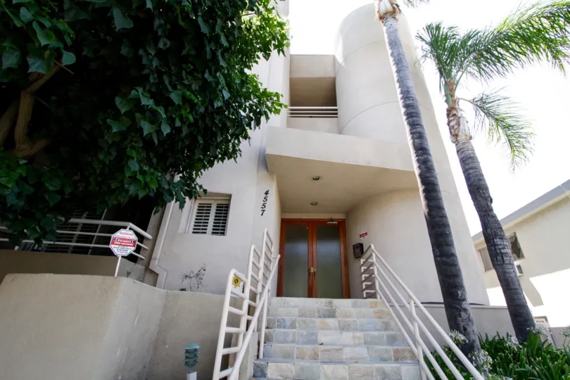 The beautiful entrance of the 4557 Haskell Ave building in Encino