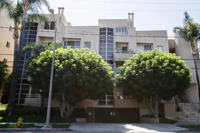 The gorgeous span of the Encino building at 4577 Haskell Ave