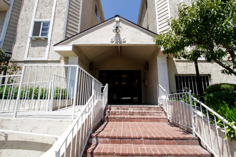 The vaulted entrance to 5135 Zelzah Ave in Encino