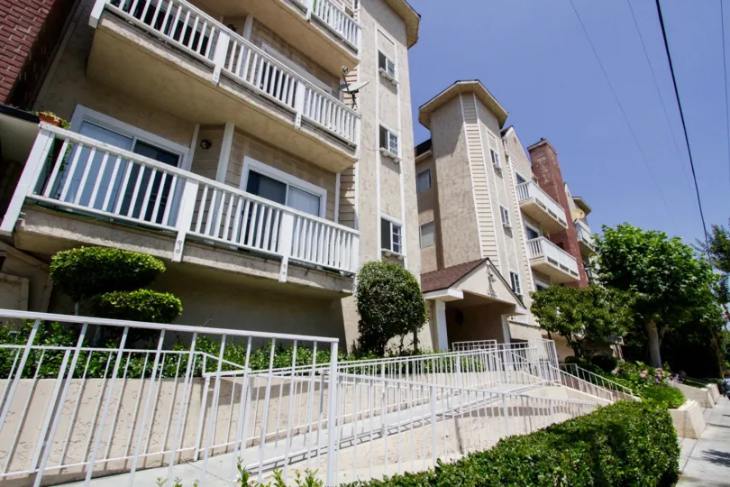 The beautifully landscaped grounds of 5135 Zelzah Ave