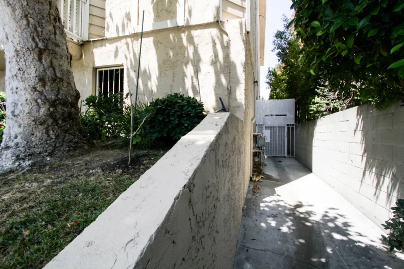The private back entrance to 5135 Zelzah Ave in Encino