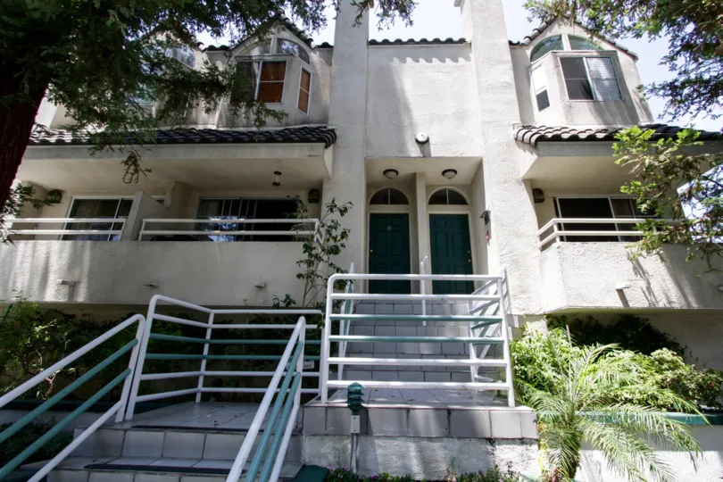 The double door entrance to the Encino building at 5145 Yarmouth Ave