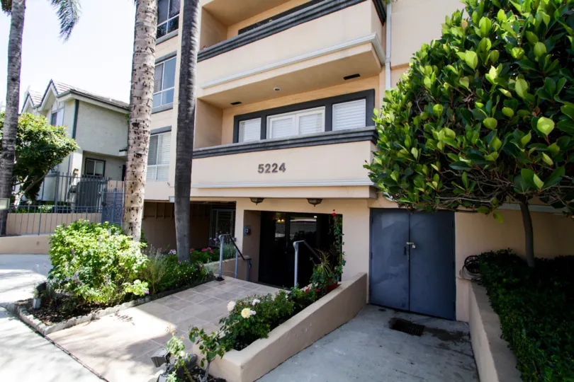 The step down entrance into 5224 Zelzah Ave