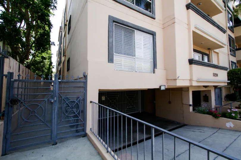 The gated entrance of the alley to the side of 5224 Zelzah Ave in Encino