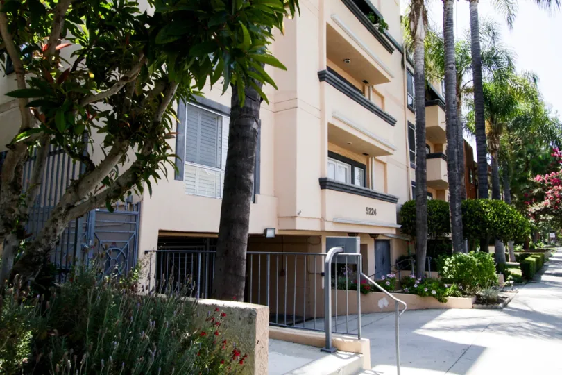The lanscaped views surrounding the building at 5224 Zelzah Ave