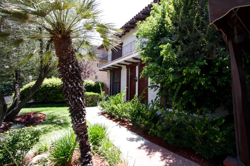 The walkway through the landscaped areas of 5229 Balboa Blvd in Encino