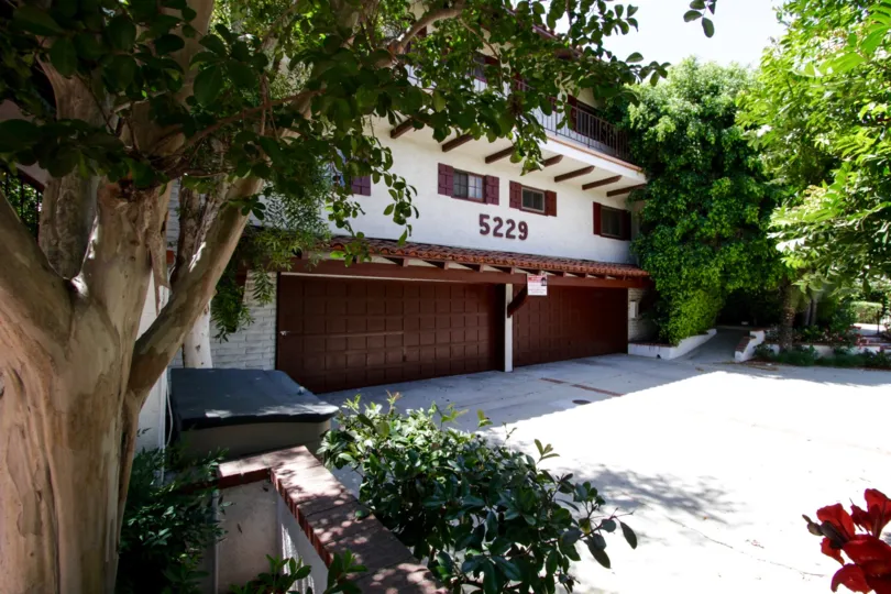 The private garage for 5229 Balboa Blvd