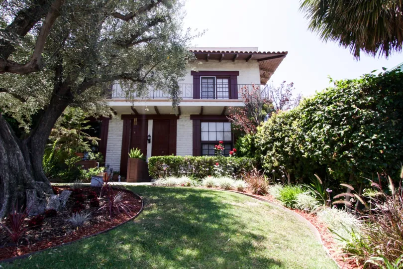 The beautiful landscaping of 5229 Balboa Blvd in Encino