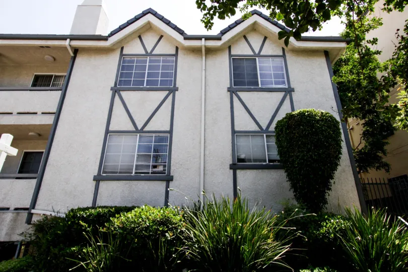 The side view of the Encino building at 5230 Zelzah Ave