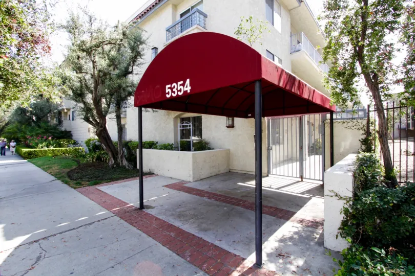 The covered entrance into 5334 Lindley Ave