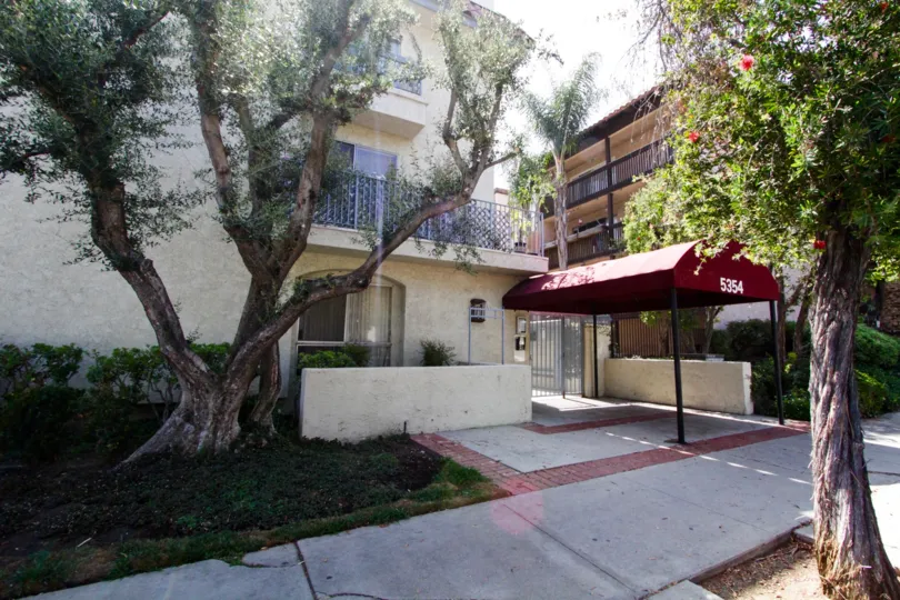 The balcony views along the building at 5334 Lindley Ave