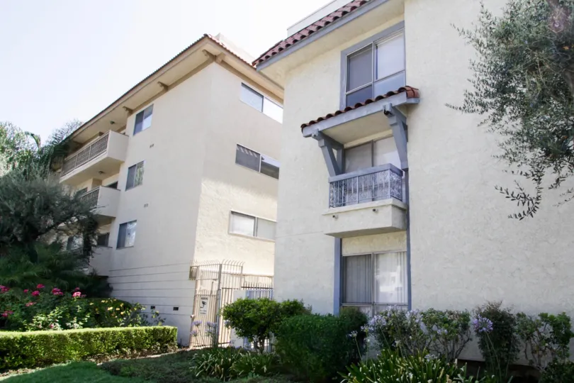 The exterior of 5334 Lindley Ave from a side perspective