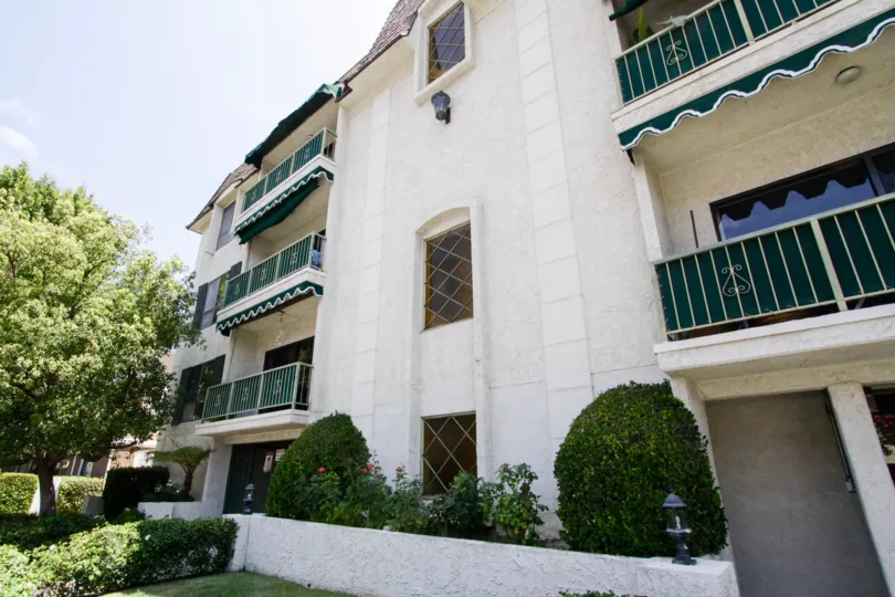 The side view of the building at 5416 Zelzah Ave