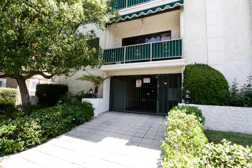 The private parking garage for 5416 Zelzah Ave in Encino