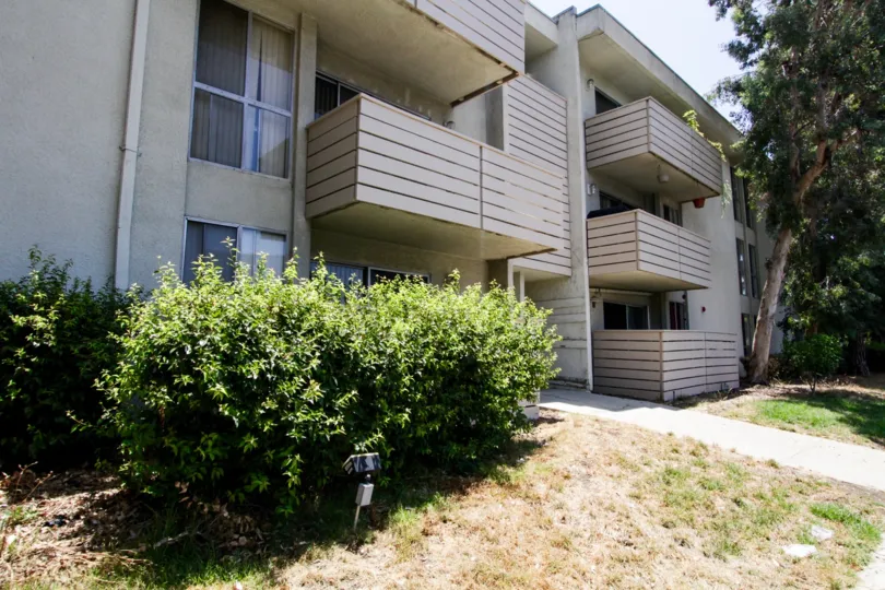 The side entrances into the various buildings within the Encino Concord Townhouses