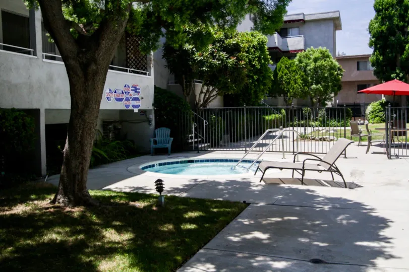 The hot tub area within Encino Gardens located in Encino