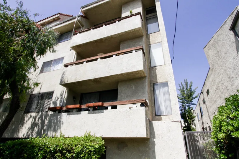 The building view from the street of Encino Horizons