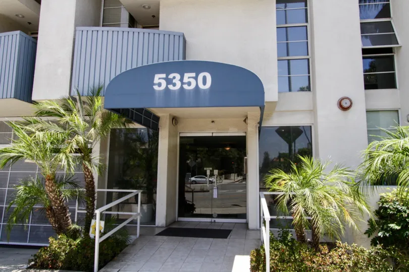 The covered entrance for the Encino Marquis building in Encino